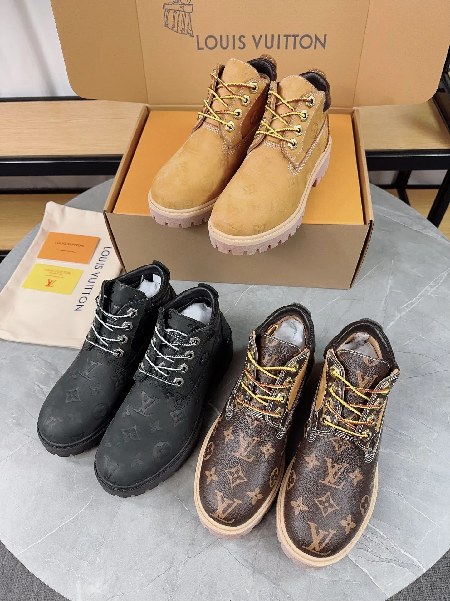 Couple model 💰700 ❤️Top version: Couple model LV x Timberland Timberland joint model Presbyopia Embossed Rhubarb boots Ankle boots Short boots LV x Timberland ankle boots are made of Monogram embossed waterproof nubuck cow leather, relying on the brand's exquisite craftsmanship to carefully reshape the classic Timberland 6-inch boot shape in Italy, and make an eye-catching appearance in 2024 created by Pharrell Williams with American workwear style Autumn and winter menswear show. Monogram embossed tongue, original Timberland laces and outsole are exquisite details, and the leather label expresses the cooperation logo. Exquisite packaging at the delivery counter🛍📦 ▪️Material: Original customized imported first-layer cowhide ▪️Inner lining: Original customized leather lining/mesh lining ▪️Outsole: Original molded anti-slip rubber material ▪️Sole thickness: 3.5CM ▪️Size: Women's 35-40 Men's 39-46